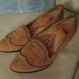 Sofft tan leather pumps with detailing